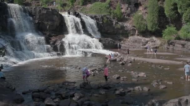Dva Přístavy Minnesotě Června2018 Angrešt Falls State Park Lidé Užívají — Stock video
