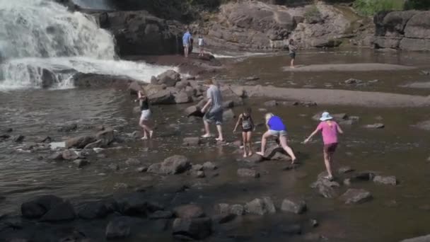 Dois Portos Minnesota Junho 2018 Gooseberry Falls State Park Adolescentes — Vídeo de Stock
