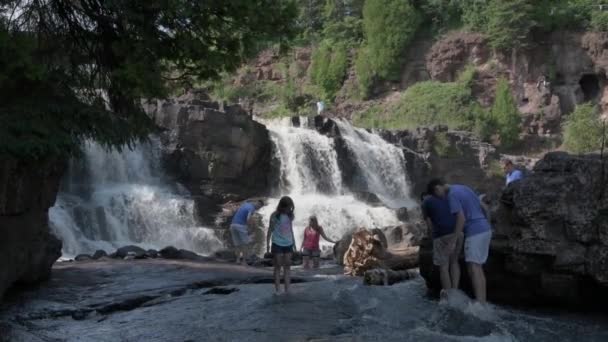 Dos Puertos Minnesota Junio 2018 Parque Estatal Gooseberry Falls Personas — Vídeo de stock
