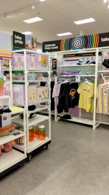 Shoreview, Minnesota. ABD. 27 Mayıs 2023. Gurur giysileri bir mağazada sergileniyor..