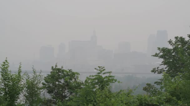 ミネソタ州セントポール カナダの野火のために 煙はミネソタ州に米国で最悪の空気を与えています あの煙はツインシティで史上最悪のものだった — ストック動画