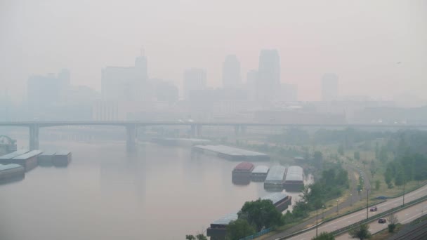 明尼苏达州圣保罗 由于加拿大的野火 烟雾给明尼苏达州带来了美国最差的空气 双城的烟尘已经接近了历史上最严重的程度 — 图库视频影像