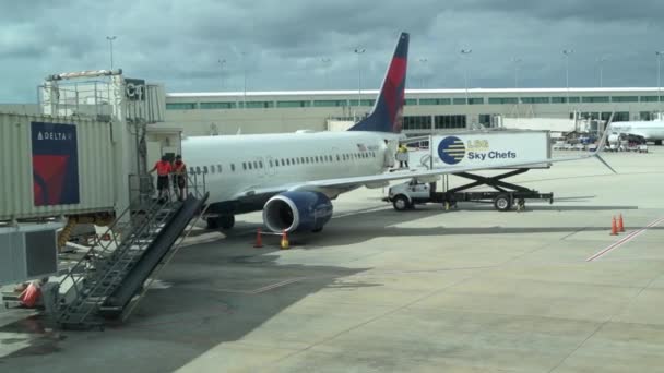 弗罗里达州Meyers堡美国 2019年11月16日 佛罗里达州西南部国际机场 德尔塔飞机正在登机门装载 — 图库视频影像