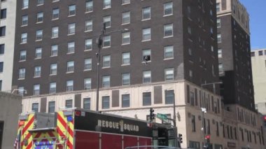 St. Paul, Minnesota 'da. Polis ve acil durum araçları, otel penceresinden atlamayı düşünen bir kadınla görüşmeler devam ederken bekliyor..