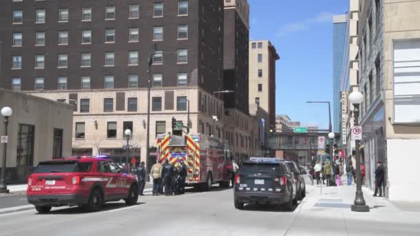 Paul Minnesota Policía Los Vehículos Emergencia Esperan Mientras Continúan Las — Vídeo de stock
