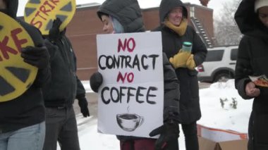 St. Anthony, Minnesota 'da. Ülkenin dört bir yanındaki Starbucks çalışanları, haksız işçi uygulamalarını ve sendika baskınlarını protesto etmek için grev yapıyor..