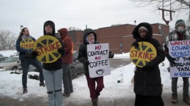 St. Anthony, Minnesota 'da. Ülkenin dört bir yanındaki Starbucks çalışanları, haksız işçi uygulamalarını ve sendika baskınlarını protesto etmek için grev yapıyor..