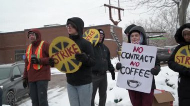 St. Anthony, Minnesota 'da. Ülkenin dört bir yanındaki Starbucks çalışanları, haksız işçi uygulamalarını ve sendika baskınlarını protesto etmek için grev yapıyor..