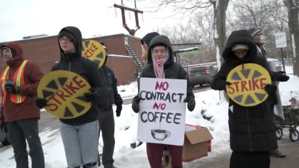 Святой Антоний Миннесота Рабочие Starbucks Всей Стране Устраивают Забастовку Знак — стоковое видео