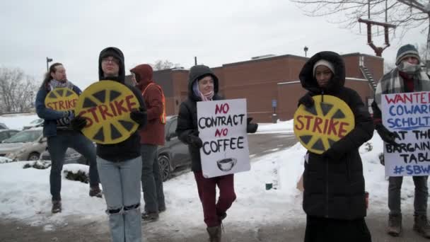 明尼苏达州圣安东尼美国各地的星巴克工人举行罢工 抗议该公司不公平的劳工行为和工会的解散 — 图库视频影像