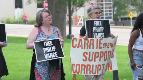 明尼苏达州圣保罗 抗议那些被错误监禁的人 他们正在呼叫定罪审查股股长卡莉 斯波林 — 图库视频影像