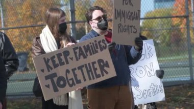 Minneapolis, Minnesota. Minnesota Göçmen Hakları Eylem Komitesi, İklim Adalet Komitesi ve Yerli Koruyucu Hareketi tarafından Biden 'a Trump' ın sınır duvarını genişletmemesini ve göçmenlere ve yerli halka yapılan saldırıyı durdurmamasını söylemek için toplandık.