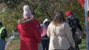Minneapolis, Minnesota. Minnesota Göçmen Hakları Eylem Komitesi, İklim Adalet Komitesi ve Yerli Koruyucu Hareketi tarafından Biden 'a Trump' ın sınır duvarını genişletmemesini ve göçmenlere ve yerli halka yapılan saldırıyı durdurmamasını söylemek için toplandık.