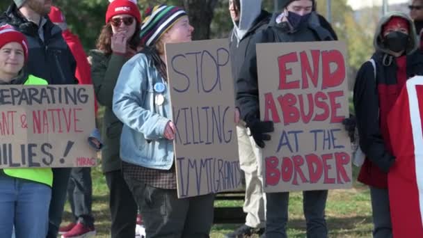 明尼苏达州明尼阿波利斯明尼苏达州移民权利行动委员会 气候正义委员会和土著保护运动呼吁拜登不要延长特朗普的边境墙 停止对移民和原住民的袭击 — 图库视频影像