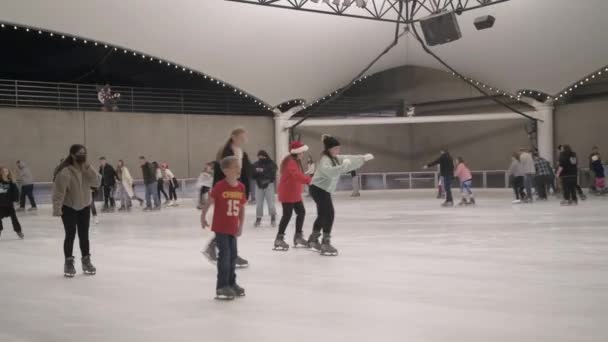 Kankansas City Missouri Families Friends Enjoy Evening Ice Skating Crown — Stock Video