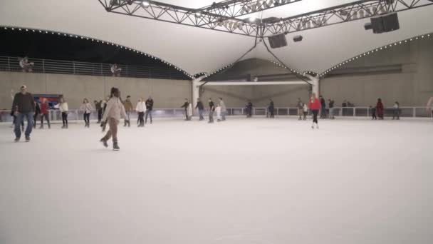 密苏里州堪萨斯城2021年12月13日 家人和朋友在皇家中心享受一个冰上溜冰的夜晚 — 图库视频影像