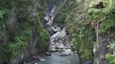 Valdez, Alaska. Solomon Gulch Deresi 'nden geçen şelalenin manzarası. Dere Solomon Gölü 'nden Valdez Limanı' na kadar uzanıyor..   