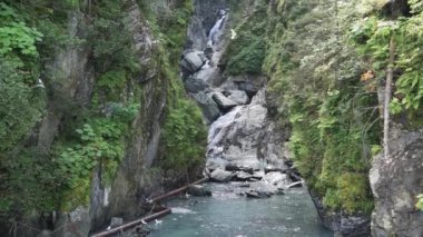Valdez, Alaska. Solomon Gulch Deresi 'nden geçen şelalenin manzarası. Dere Solomon Gölü 'nden Valdez Limanı' na kadar uzanıyor..   