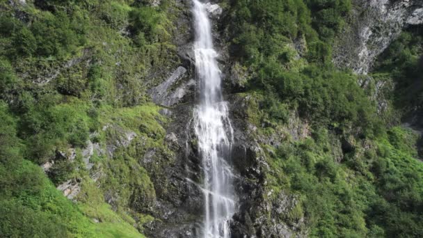 瓦尔德兹 阿拉斯加 位于Keystone峡谷的Bridal Veil Falls瀑布瀑布穿过峡谷 穿过数百英尺高的瀑布 流入洛韦河 瀑布是开车进入瓦尔迪兹的主要景点 — 图库视频影像