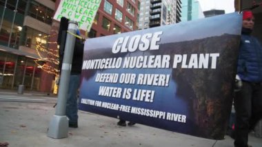 Minneapolis, Minnesota. ABD. 21 Kasım 2024. Xcel Enerji 'nin Monticello Nükleer Üretim Santrali' nin mevcut işletim lisansını 20 yıl daha uzatma talebini durdurmak için toplanın..  