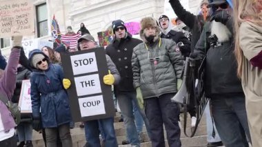 St. Paul, Minnesota, 5 Şubat 2025. 50 Eyalet Trump yönetimine karşı protesto. Başkentte Trumps 'a karşı protestolar 2025 projesini, göçmenlik baskısını, cinsiyet değiştirme haklarını ve Elon Musk' u protesto ediyor..