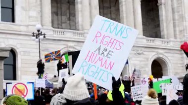 St. Paul, Minnesota, 5 Şubat 2025. 50 Eyalet Trump yönetimine karşı protesto. Başkentte Trumps 'a karşı protestolar 2025 projesini, göçmenlik baskısını, cinsiyet değiştirme haklarını ve Elon Musk' u protesto ediyor..
