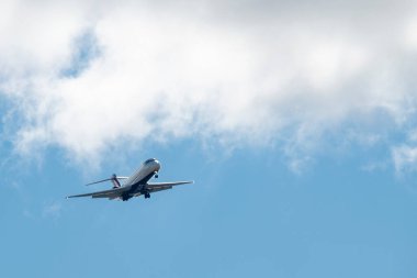 Mendota Heights, Minnesota 'da. Delta Havayolları uçağı MSP Uluslararası Havaalanına inmek için bulutların altında uçuyor..