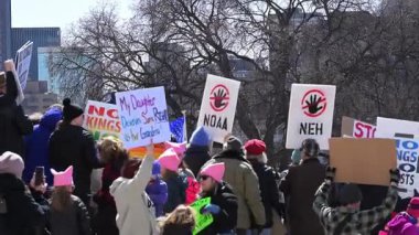 St. Paul, Minnesota 'da. 4-5-25. Ellerinizi kaldırın. Cumhurbaşkanlığı üzerine yapılan gösteri göreve döndükten sonra yeni politikaları gölgede bıraktı.  