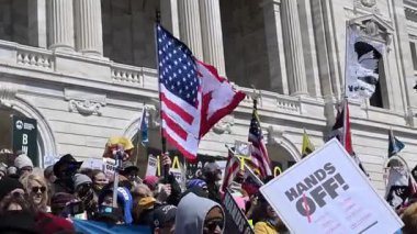 St. Paul, Minnesota 'da. 4-5-25. Ellerinizi kaldırın. Cumhurbaşkanlığı üzerine yapılan gösteri göreve döndükten sonra yeni politikaları gölgede bıraktı.  