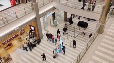 Bloomington, Minnesota 'da. 23 Mart 2025. Amerika 'nın alışveriş merkezi. Alışveriş merkezinin içinden 500 'den fazla mağazanın alışveriş yaptığı zaman videosu..