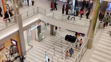 Bloomington, Minnesota 'da. 23 Mart 2025. Amerika 'nın alışveriş merkezi. Alışveriş merkezindeki insanlar 500 'den fazla mağazadan alışveriş yapıyorlar..