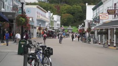 Mackinac Adası, Michigan. 30 Eylül 2018. Huron Gölü 'ndeki Mackinac Boğazı' ndaki Yuvarlak Ada Deniz fenerinden geçen ve Michigan Gölü 'ne doğru yol alan bir Büyük Göller gemisi.. 