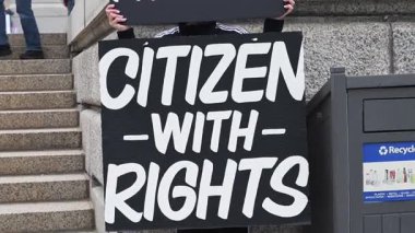 St. Paul, Minnesota 'da. 1 Mayıs 2025. Eyalet başkenti. İşçi ve göçmen hakları için 1 Mayıs protestosu. Trump yönetiminden gelen tehditler karşısında insanlar göçmen işçiler için toplanıyor. 