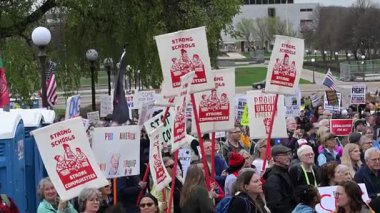 St. Paul, Minnesota 'da. 1 Mayıs 2025. Eyalet başkenti. İşçi ve göçmen hakları için 1 Mayıs protestosu. Trump yönetiminden gelen tehditler karşısında insanlar göçmen işçiler için toplanıyor. 