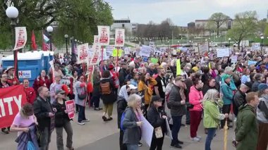 St. Paul, Minnesota 'da. 1 Mayıs 2025. Eyalet başkenti. İşçi ve göçmen hakları için 1 Mayıs protestosu. Trump yönetiminden gelen tehditler karşısında insanlar göçmen işçiler için toplanıyor. 