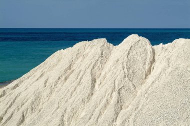 Jamaika 'dan Ocho Rios. Kireçtaşı Marl. Kireç taşı ve kil kombinasyonu eksik topraklara eklenebilir ve çimento ve tuğla yapılabilir..