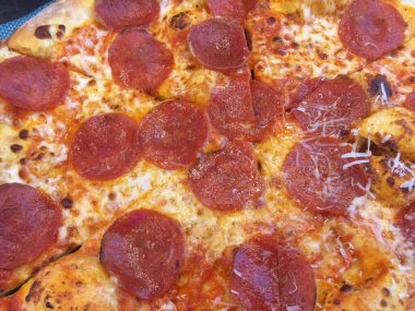 Biberli, ince hamurlu turta. Yağlı ve lezzetli abur cuburlar. Parmesan peynirli Pepperoni pizza..