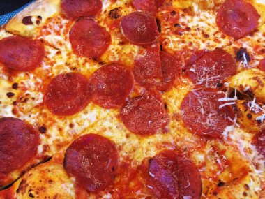 Wood peynirli ve pepperonili pizza ateşledi, bütün pizza turtası. Abur cubur, kalorik pizza, pepperonili pizza. En iyi ahşap manzaralı peynirli biberli pizza..