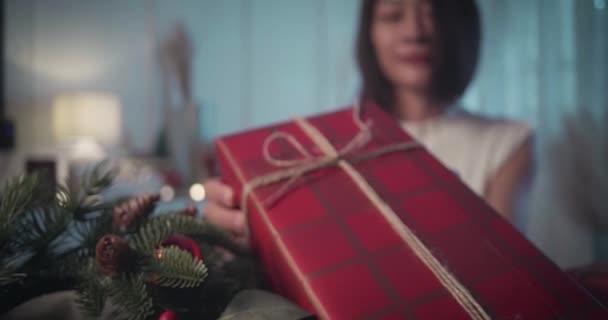 Mulher Coloca Caixa Presente Vermelho Para Comemorar Dia Natal — Vídeo de Stock