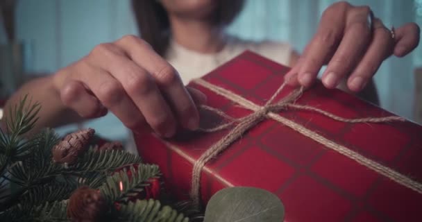 女人用麻绳绑红礼品盒庆祝圣诞节 — 图库视频影像