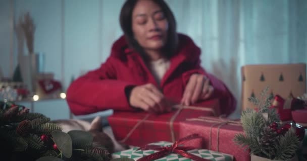 Kobieta Wiąże Czerwone Pudełko Liną Konopną Aby Świętować Boże Narodzenie — Wideo stockowe