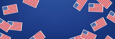 Kopya alanı ile mavi eğimli arkaplanı çerçeveleyen Amerikan bayraklarının düz grafiği, vatansever mesajlar, sosyal medya paylaşımları veya Bağımsızlık Günü tasarımları için ideal.