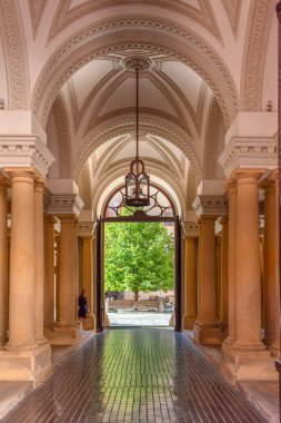 Bratislava 'daki Primatlar Sarayı' nın tarihi binasına giriş - Slovakya Cumhuriyeti