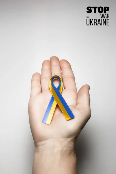 Желтая Голубая Лента Женской Руке Словами Останавливает Войну Украине Концепция — стоковое фото