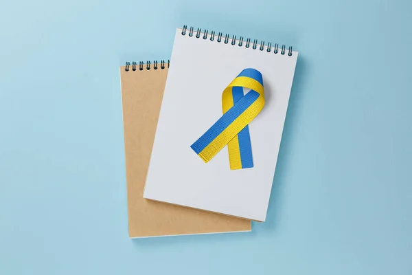 Ruban Jaune Bleu Ukrainien Avec Carnet Sur Fond Bleu Concept — Photo