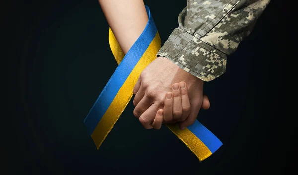 Hand Militär Man Hålla Tätt Hand Flicka Med Blå Gult Royaltyfria Stockbilder