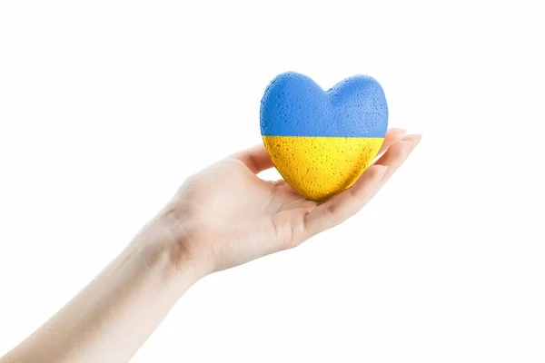 Женская Рука Держит Голубое Желтое Украинское Сердце Светлом Фоне Концепция — стоковое фото