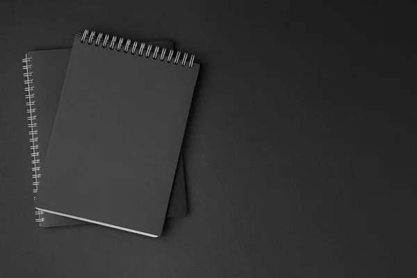 Cuaderno Negro Con Espiral Blanca Sobre Fondo Oscuro Aislado Blanco — Foto de Stock