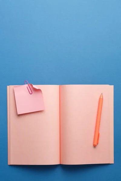 Cuaderno Rosa Con Bolígrafo Hoja Notas Clip Papel Color Sobre — Foto de Stock