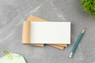 Gri mermer zemin üzerinde kalem olan not defterini aç. Liste yapmak için. Düz yatıyordu.